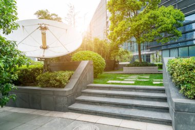 Şehrin üstünde bir uydu anteni.