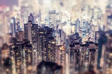 Hong Kong şehir merkezindeki modern ofis binalarının renkli görüntüleri.