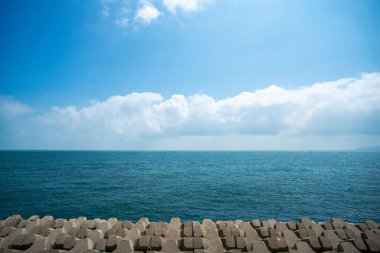 Çin 'de deniz ve bulutlar