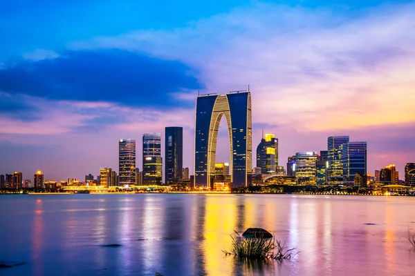 Şehir silüeti ve Park Lak