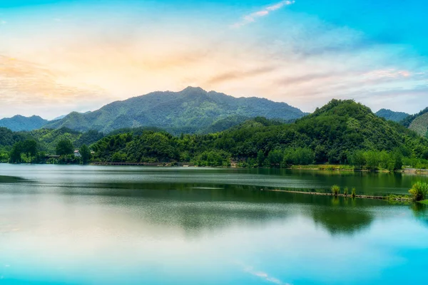 杭州の強島湖の自然景観と湖風景 — ストック写真