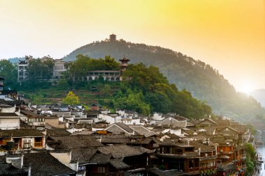 Fenghuang 'ın çok güzel bir manzarası var.