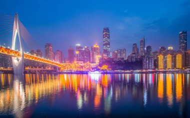 Chongqing şehir gece manzarası ve mimari manzaranın ufuk çizgisi