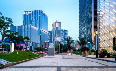 Modern binanın arka planındaki ışık yolları 