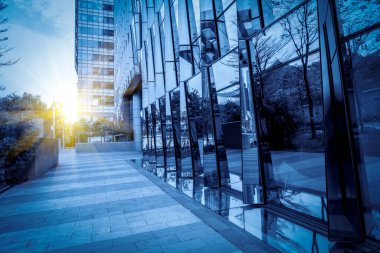 Şehir merkezindeki ticari binaların mimari manzarası