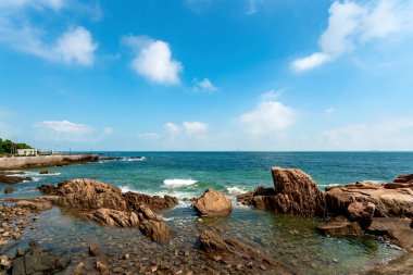 Qingdao 'nun güzel sahil şeridi ve şehir merkezi.