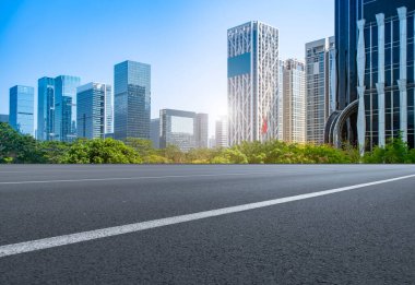 Hava yolu asfalt yolu ve ticari yapının ofis binası