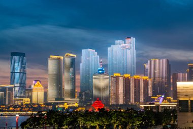 Qingdao 'daki kentsel mimari manzaranın gece manzarası.