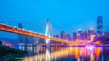 Chongqing şehir gece manzarası ve mimari manzaranın ufuk çizgisi