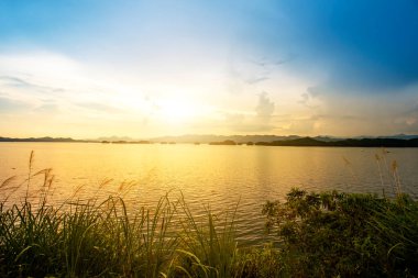 Çin 'de güzel gölü olan manzara.