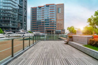 Çağdaş mimari ofis binası, şehir manzarası, kişi başı