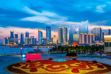 Qingdao 'daki kentsel mimari manzaranın gece manzarası.