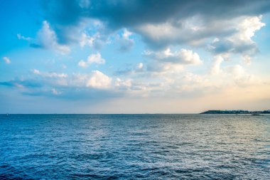 Çin 'de deniz ve bulutlar