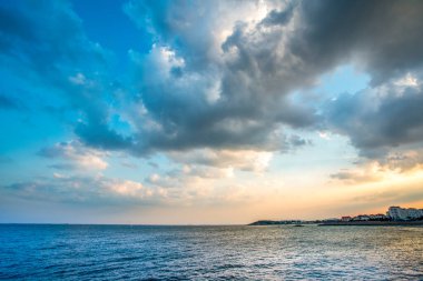 Çin 'de deniz ve bulutlar