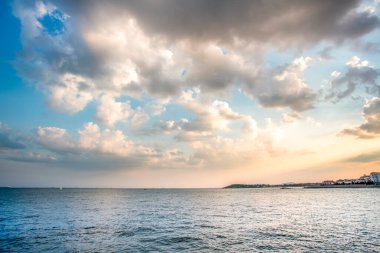 Çin 'de deniz ve bulutlar