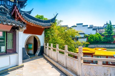 Jiangsu, Çin 'de göl manzaralı bir yer.