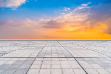 Boş karolar ve güzel gökyüzü manzarası