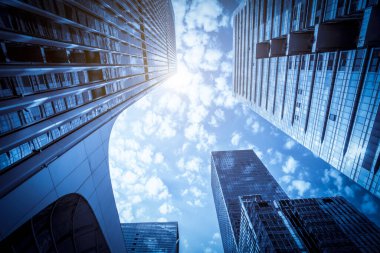 Şehir merkezindeki ticari binaların mimari manzarası