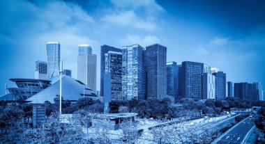 Şehir merkezindeki ticari binaların mimari manzarası