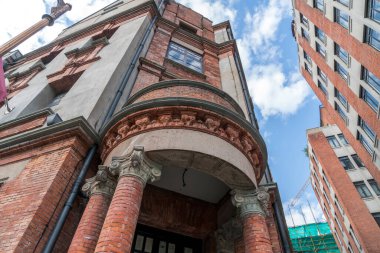 Avrupa mimarisinde kırmızı tuğla duvarlar, kapılar ve pencereler