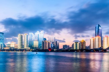 Qingdao 'daki Modern Mimarlık Şehri' nin gece görüşü