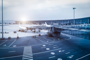 Havaalanı pisti önlüğü ve terminal binası