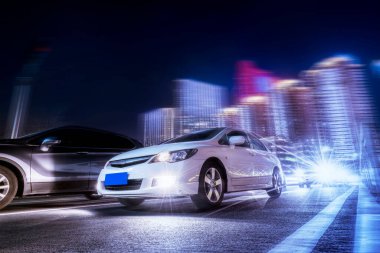 Bulanık Araba Işıkları ve Şehir Mimarisi Gece Görüşleri