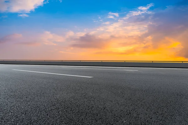 Пустая Асфальтовая Дорога Природный Ландшафт Заходящим Солнцем — стоковое фото