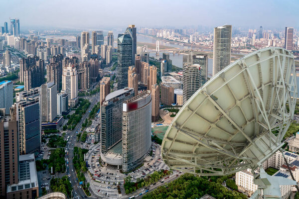 Спутниковая тарелка над городом
