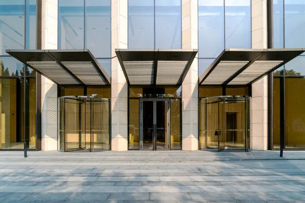 Modern mimari için cam kapılar