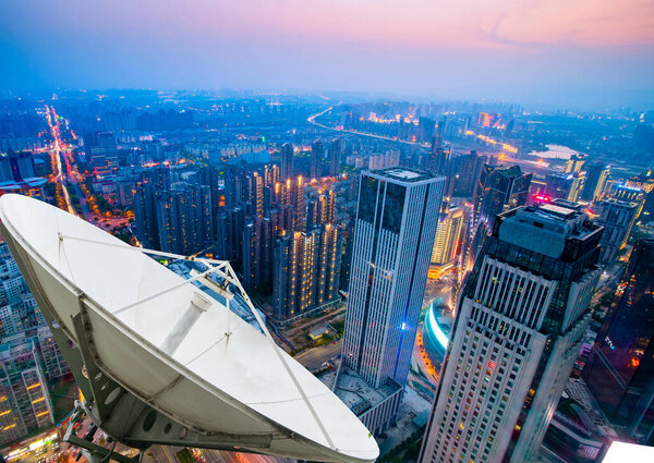 Спутниковая тарелка над городом
