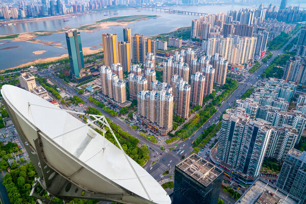 Спутниковая тарелка над городом
