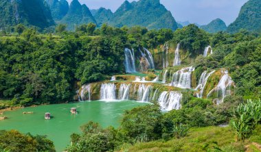 Guangxi, Çin 'deki Detian Falls ve Vietnam' daki Banyue Falls.
