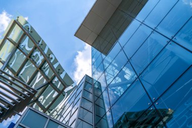 Shenzhen Finansal Bölgesi 'nde gökdelenlerden oluşan cam duvarlar inşa ediyor.