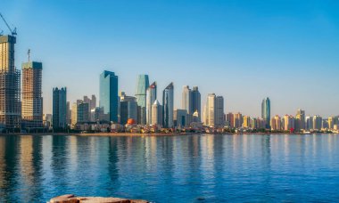 Qingdao 'daki kentsel mimari manzaranın silüeti.