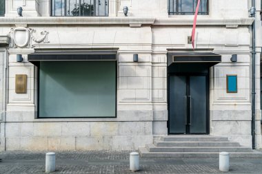 Avrupa mimarisinde kırmızı tuğla duvarlar, kapılar ve pencereler