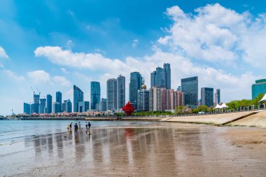 Qingdao Şehir Meydanı 'nın mimari manzarasının ufuk çizgisi.