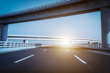 Şangay Çin 'deki viyadük kavşağında beton yol eğrisi.