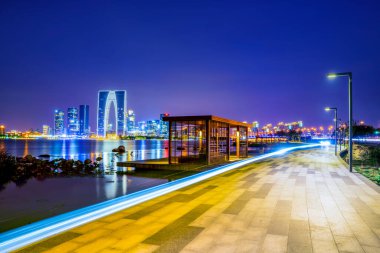 Şehir silüeti ve Park Lak