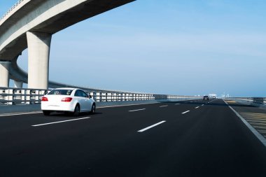 Şangay Çin 'deki viyadük kavşağında beton yol eğrisi..
