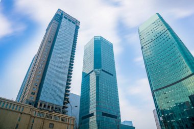 Şehir merkezindeki ticari binaların mimari manzarası