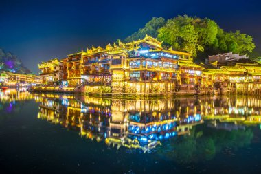 Fenghuang 'ın çok güzel bir manzarası var.