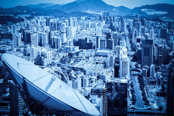 Una Antena Parabólica Sobre Ciudad —  Fotos de Stock