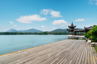 Xuzhou 'daki Yulong Gölü' nün güzel manzarası.