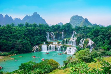 The beautiful and magnificent Detian Falls in Guangxi, Chin clipart