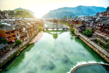 Fenghuang 'ın çok güzel bir manzarası var.