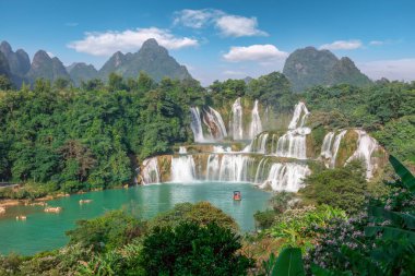 Guangxi 'deki güzel ve görkemli Detian Falls, Chin.