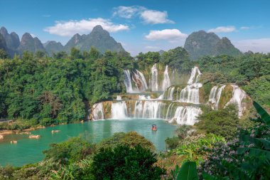 The beautiful and magnificent Detian Falls in Guangxi, Chin clipart
