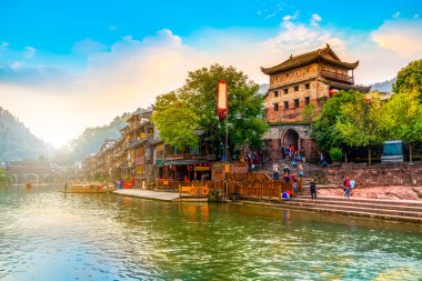 Fenghuang 'ın çok güzel bir manzarası var.
