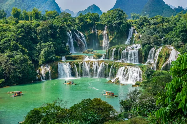 Guangxi, Çin 'deki Detian Falls ve Vietnam' daki Banyue Falls.